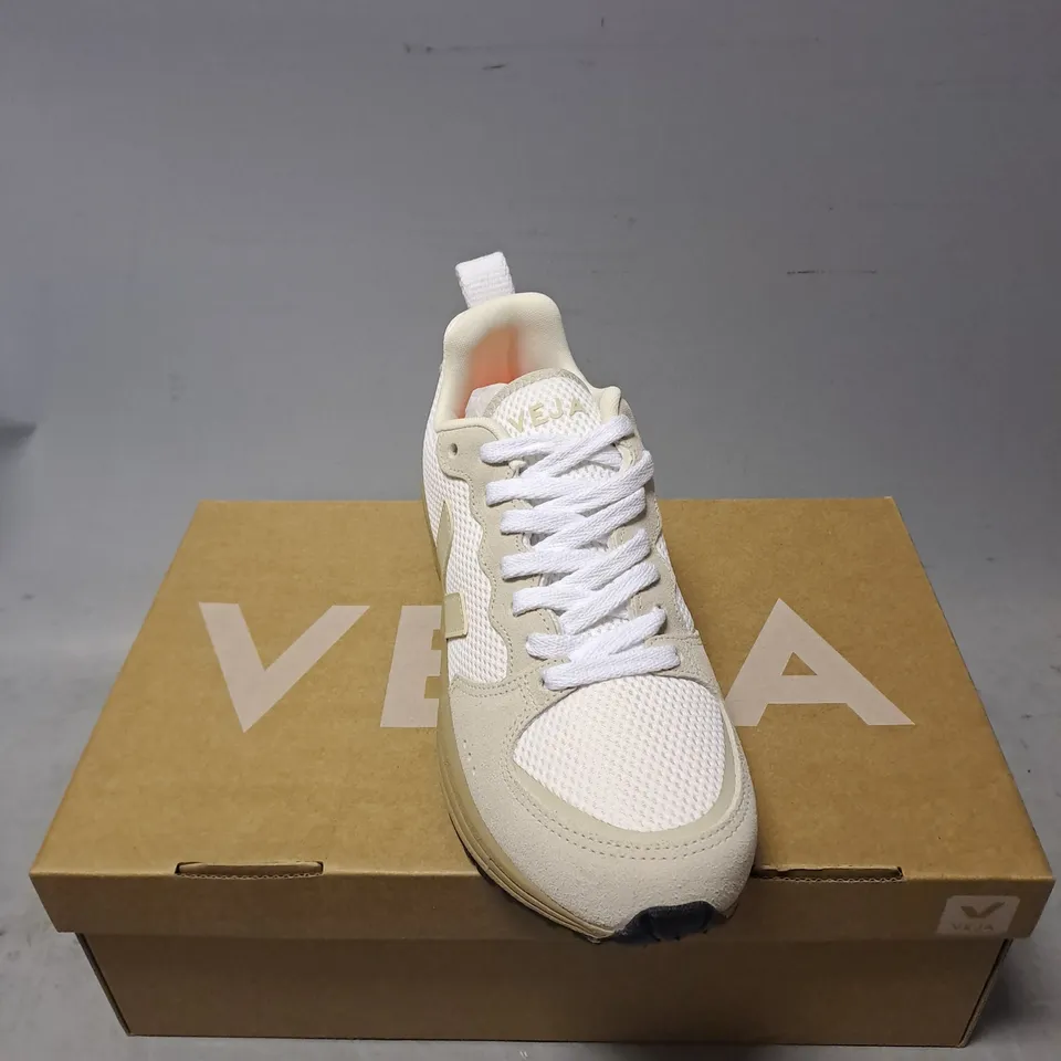 BOXED PAIR OF VEJA VENTURE 2 TRAINERS IN WHITE MULTI SIZE 5