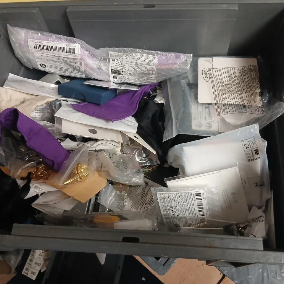 LARGE QUANTITY OF ASSORTED JEWELLERY AND ACCESSORIES