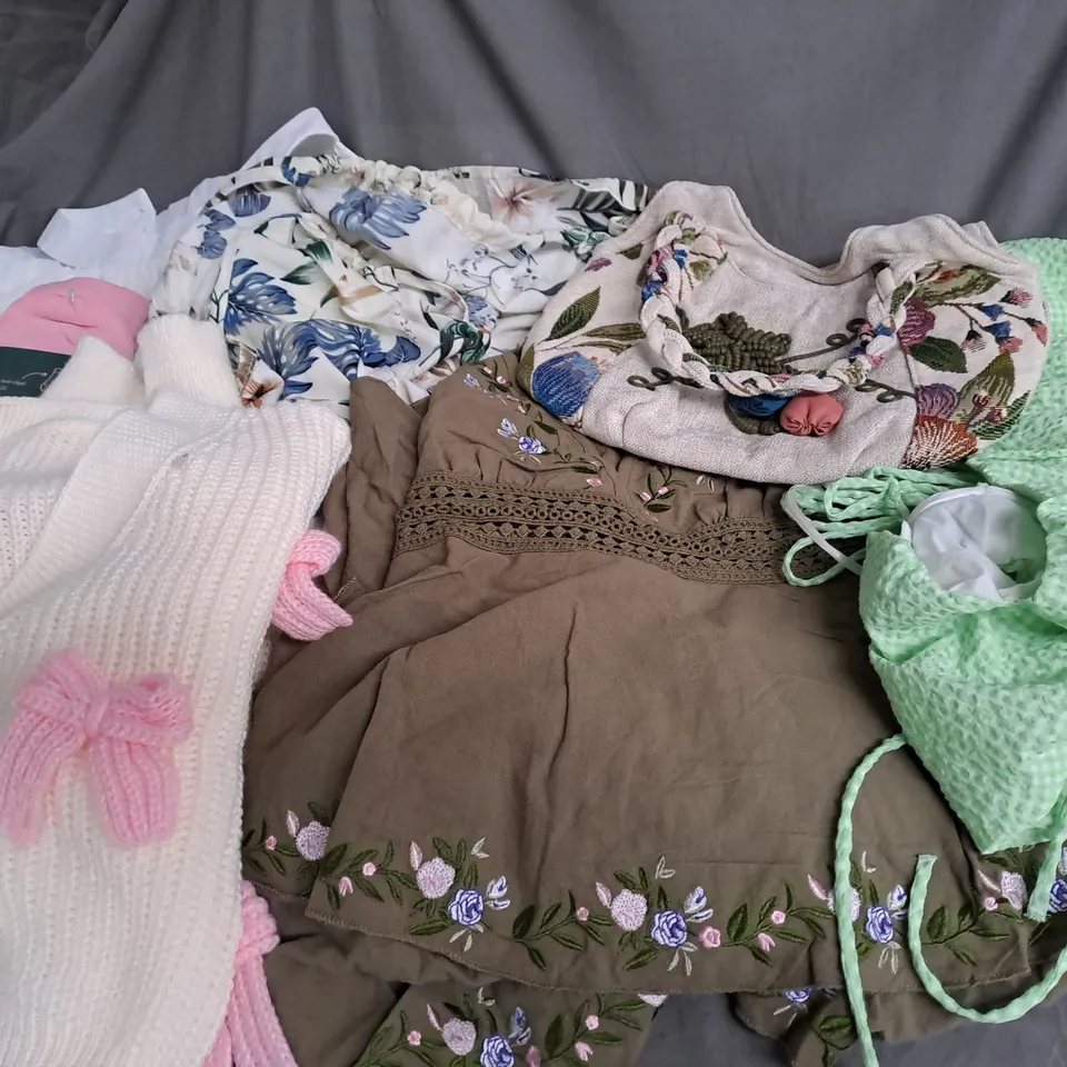 BOX OF APPROXIMATELY 10 ASSORTED CLOTHING ITEMS TO INCLUDE - DRESSES - BAG - CARDIGAN - ETC