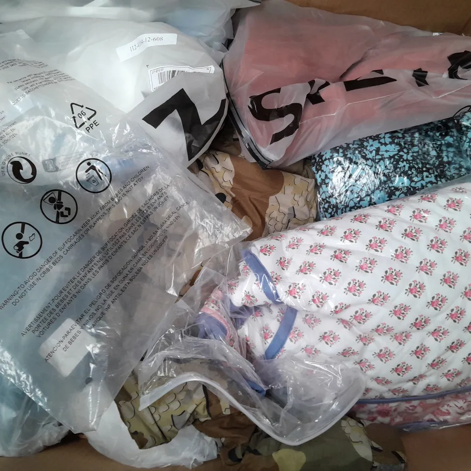 BOX OF APPROXIMATELY 25 ASSORTED CLOTHING ITEMS TO INCLUDE - HAT, SOCKS , BAG ETC