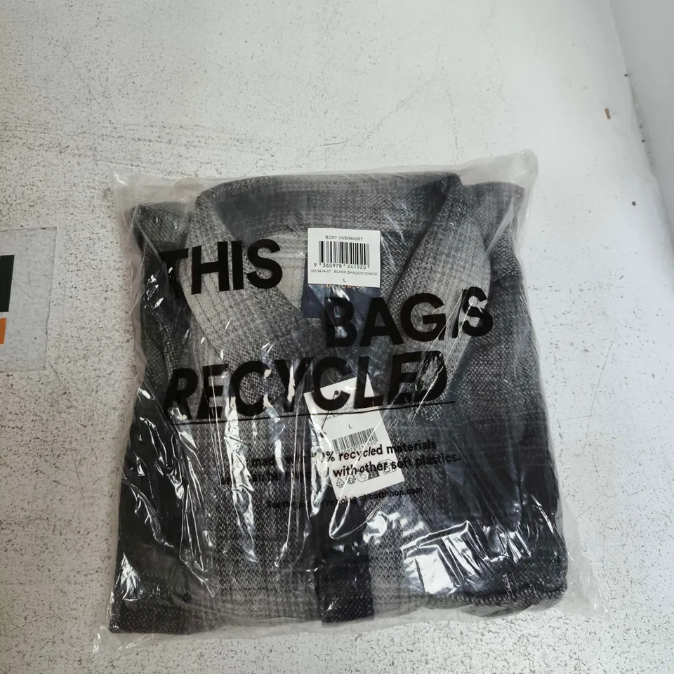 BOX OF APPROXIMATELY 15 ASSORTED CLOTHING ITEMS TO INCLUDE: COTTON ON BOXY OVERSHIRT
