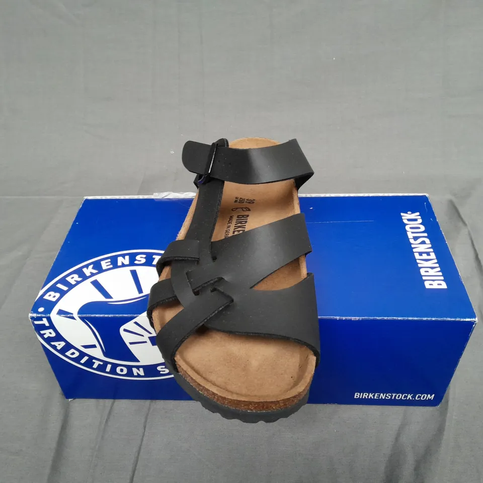 BOXED PAIR OF BIRKENSTOCK PISA BS IN BLACK SIZE UK 5.5