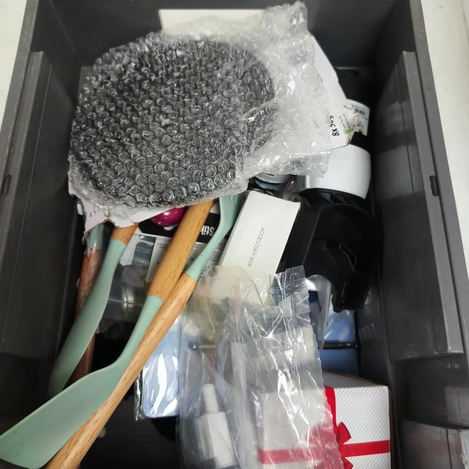 APPROXIMATELY 10 ASSORTED HOUSEHOLD PRODUCTS TO INCLUDE KITCHEN UTENSILS, WALL SIGNS, FRESH FLUSH ETC