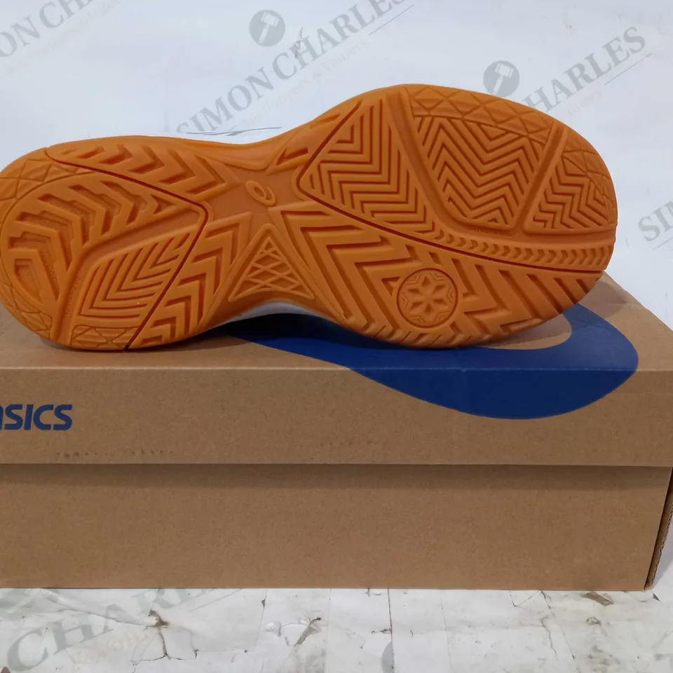BOXED PAIR OF ASICS UPCOURT 5 GS KIDS TRAINERS IN WHITE/SILVER UK SIZE 2