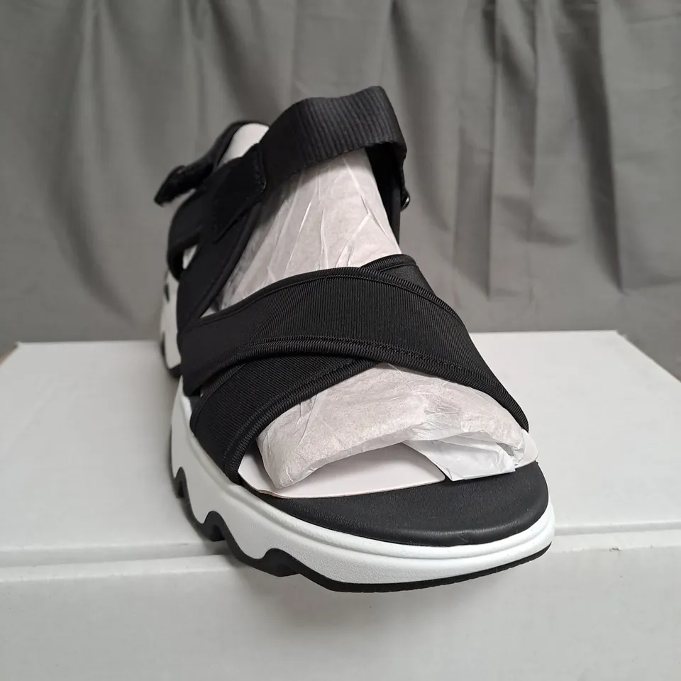 SKETCHERS BLACK AND WHITE OPEN TOE FLAT STRAP SANDALS - SIZE 6