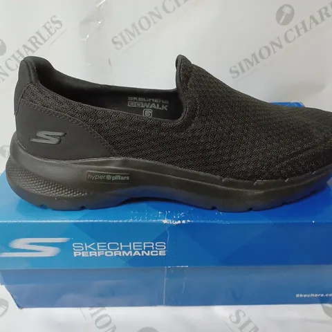 BOXED PAIR OF SKECHERS MOTLEY TRAINERS IN BLACK - SIZE 10