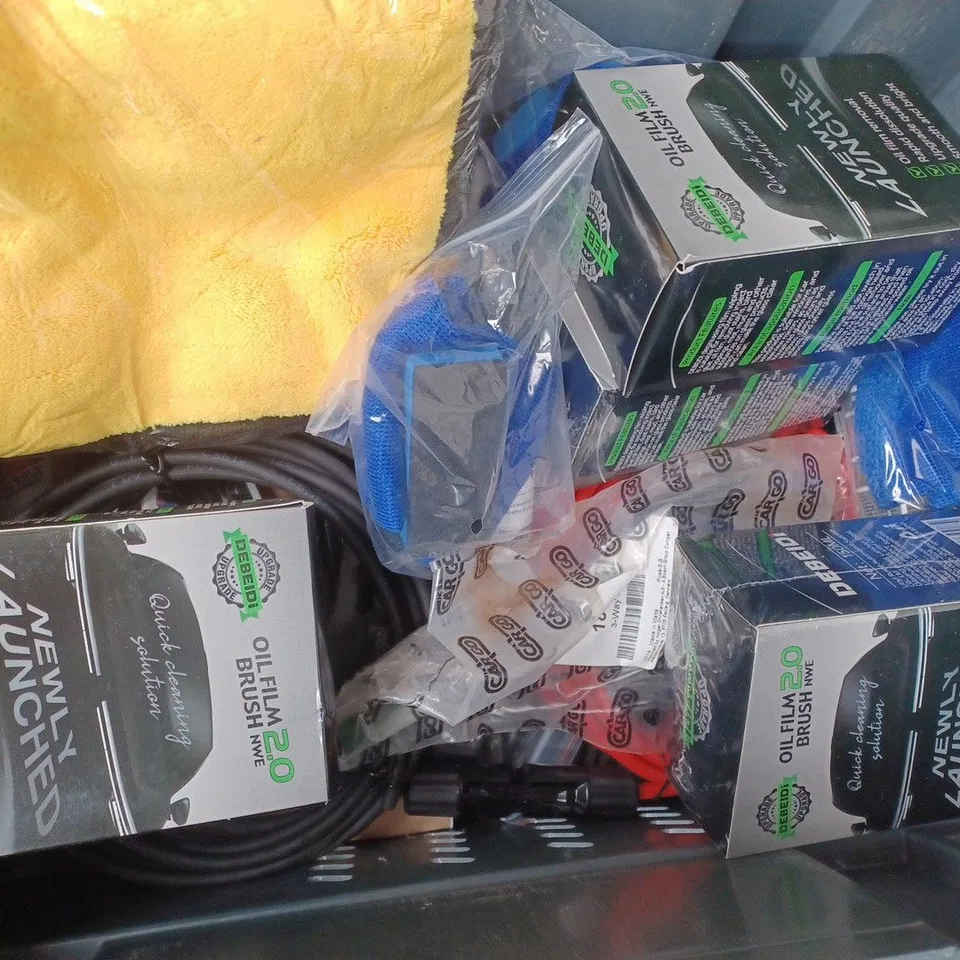 APPROXIMATELY 10 ASSORTED CAR ACCESSORIES AND PRODUCTS TO INCLUDE SCRATCH REPAIR WAX, OIL FILM 2.0 BRUSH, ETC - COLLECTION ONLY