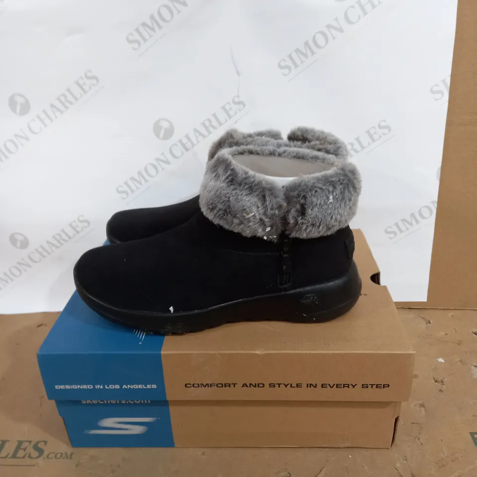 WOMENS WIDE FIT SKECHERS SIZE 3