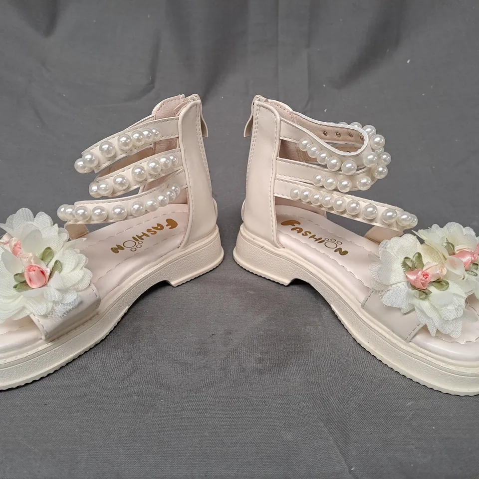 BOXED PAIR OF FASHION KIDS OPEN TOE SANDALS IN BEIGE W. FLORAL DETAIL EU SIZE 26