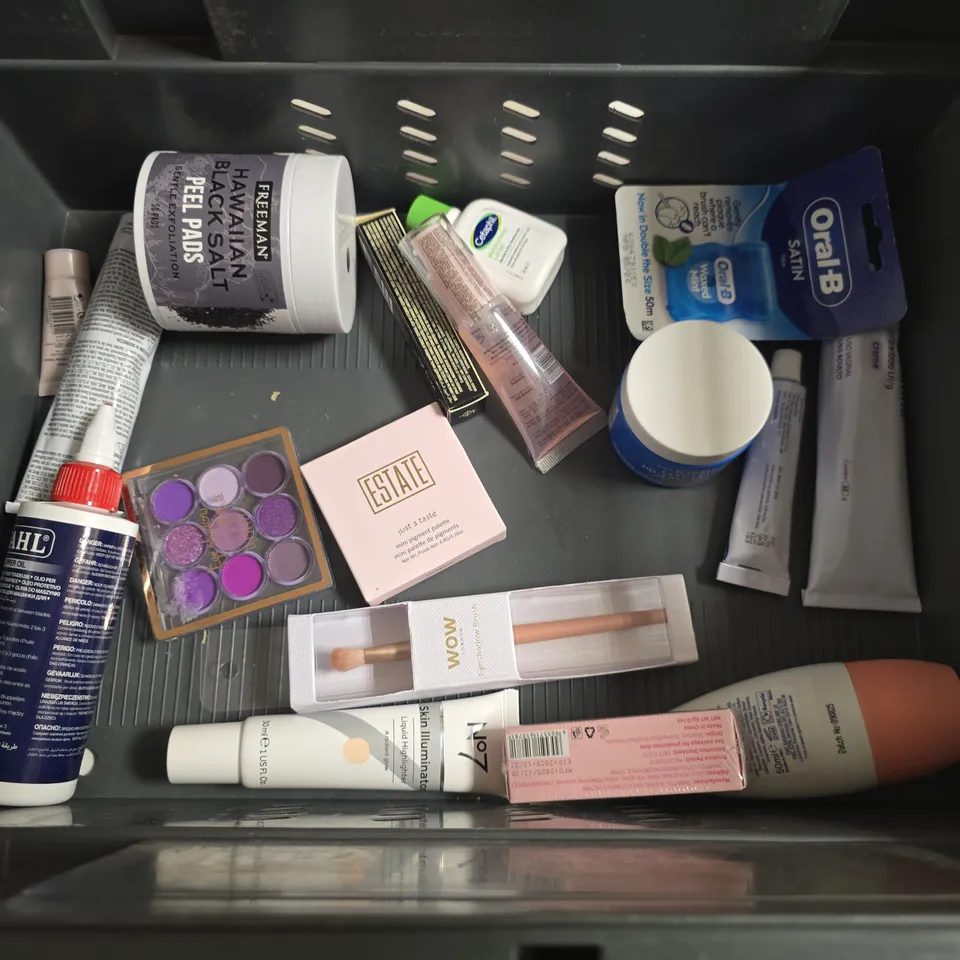 LOT OF APPROXIMATELY 25 ASSORTED HEALTH AND BEAUTY ITEMS TO INCLUDE CONTOUR CREAM KIT, ZENIX STYLING WAX AND OUAI CONDITIONER