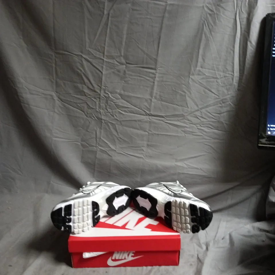 NIKE AIR MAX MOTO 2K MEN'S RUNNING SHOES - UK 7 (US 9.5) - WHITE/GREY