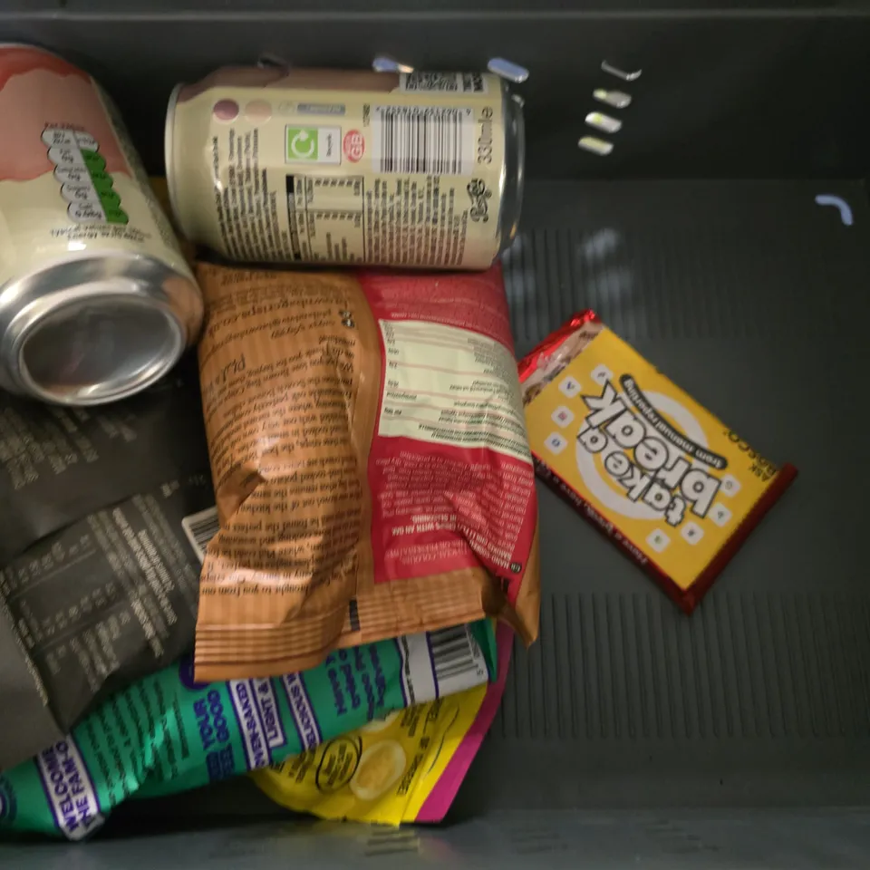 APPROXIMATELY 10 ASSORTED FOOD & DRINK ITEMS TO INCLUDE - PEPSI STRAWBERRIES CREAM FLAVOUR  , NELLO SUPER CALM , CARTWRIGHT GIFT TIN ETC