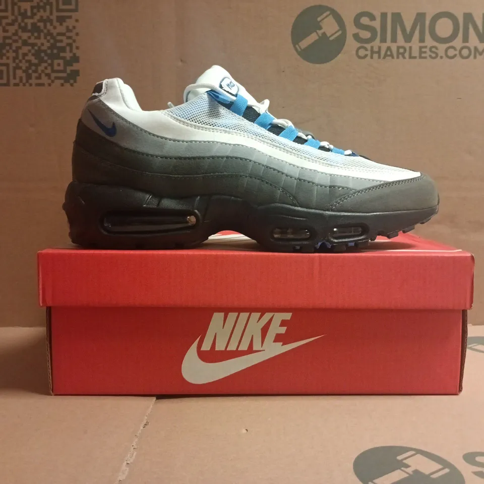 BOXED PAIR OF NIKE AIR MAX TRAINERS IN WHITE/GREY/BLUE SIZE UK 11
