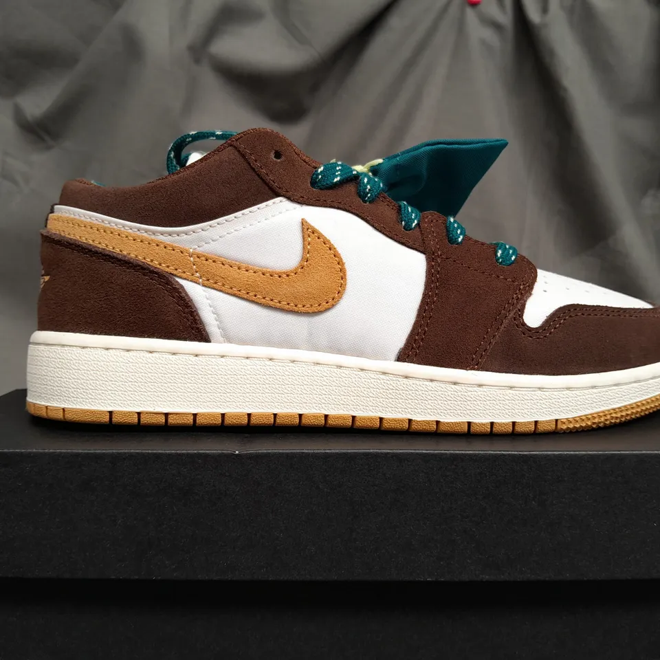 BOXED AIR JORDAN 1 LOW SE - UK 5 