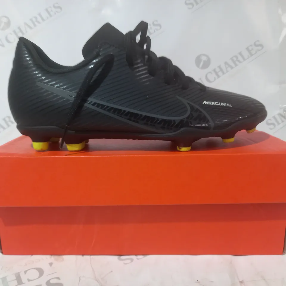 BOXED PAIR OF NIKE MERCURIAL FOOTBALL BOOTS IN BLACK UK SIZE 4