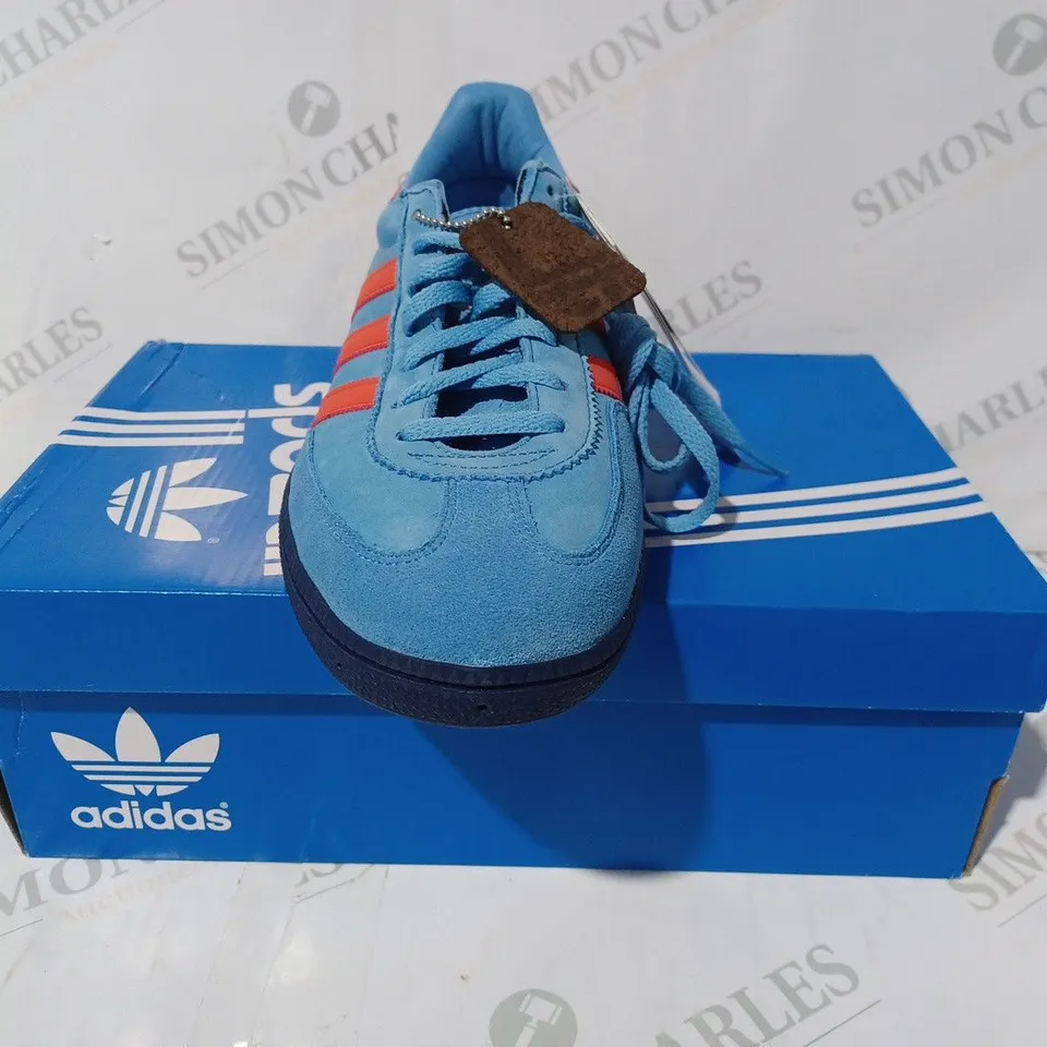 BOXED PAIR OF ADIDAS GT MANCHESTER SPZL SHOES IN BLUE/RED UK SIZE 9