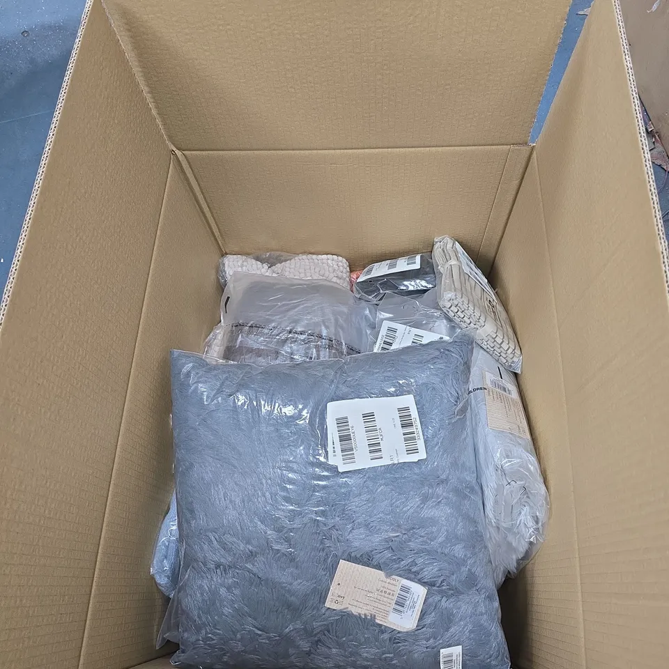 BOX OF APPROXIMATELY 10 ASSORTED ITEMS INCLUDING TALIA CUSHION – CREAM CUSHION AND  GREY TWIST HAND TOWEL