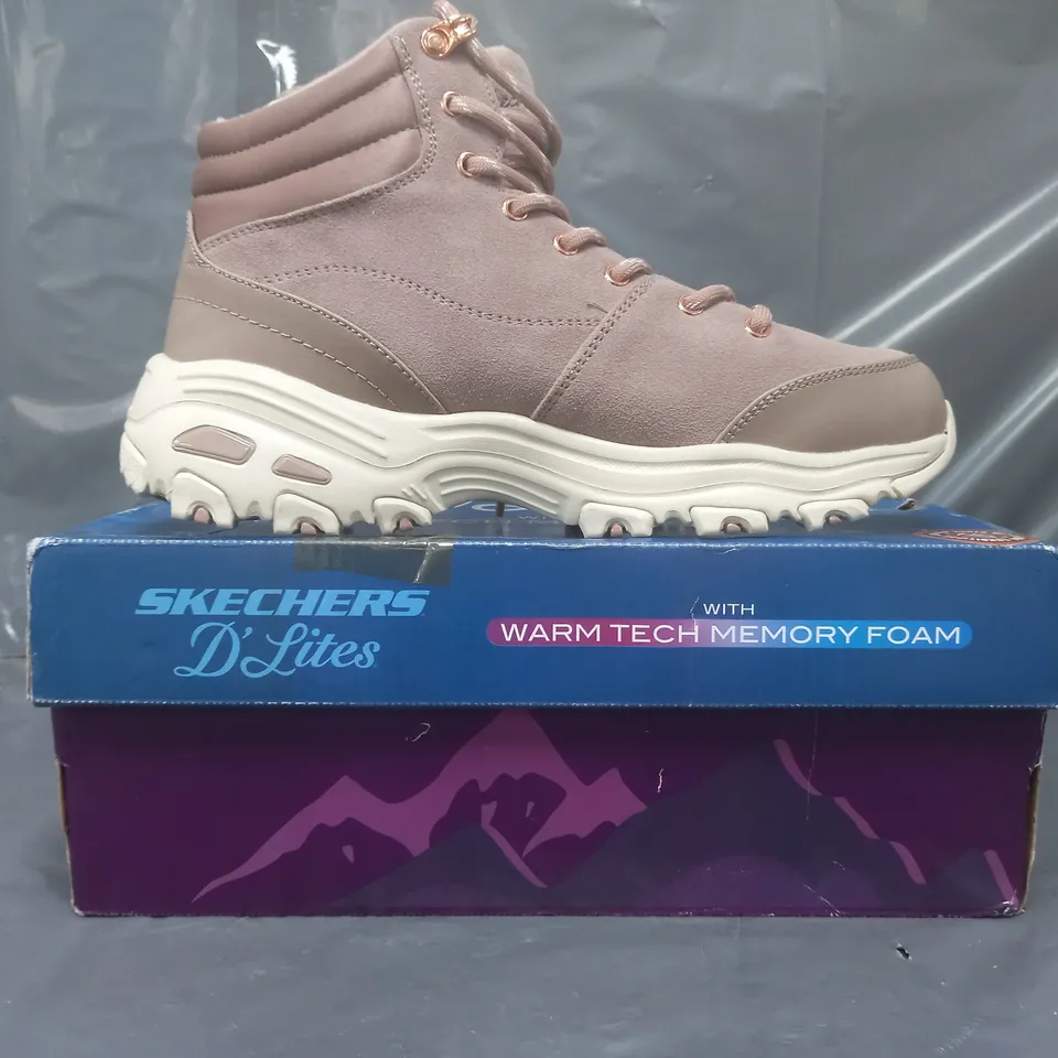 BOXED PAIR OF SKECHERS D'LITES BOOTS IN BLUSH SIZE 6 (2 LEFT SHOES)