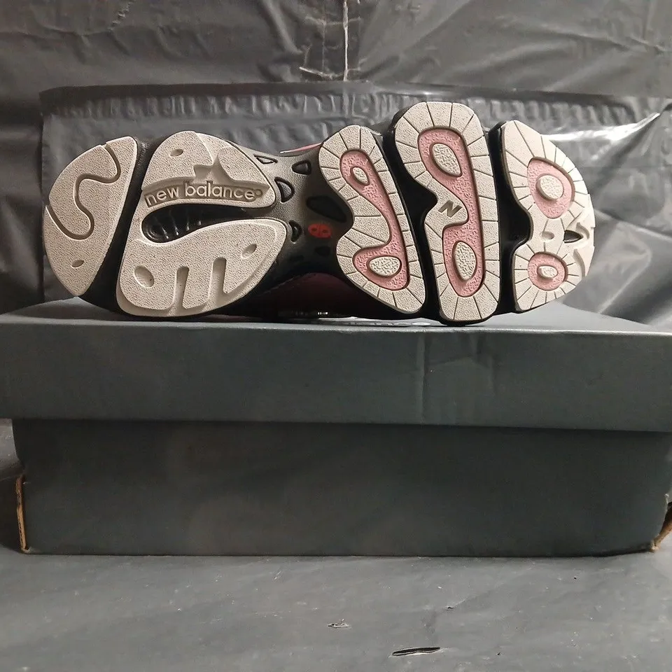 BOXED PAIR OF NEW BALANCE 1000 TRAINERS IN PINK/SILVER SIZE UK 4.5