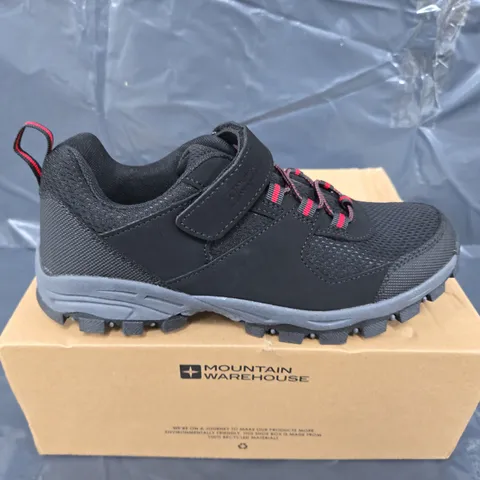 BOXED PAIR OF MOUNTAIN WAREHOUSE MCLEOD KIDS OUTDOOR WALKING SHOE IN BLACK - UK 5
