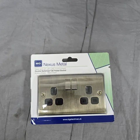 BG NEXUS METAL DOUBLE SWITCHED 13A POWER SOCKET – ANTIQUE BRASS WITH BLACK INSERT