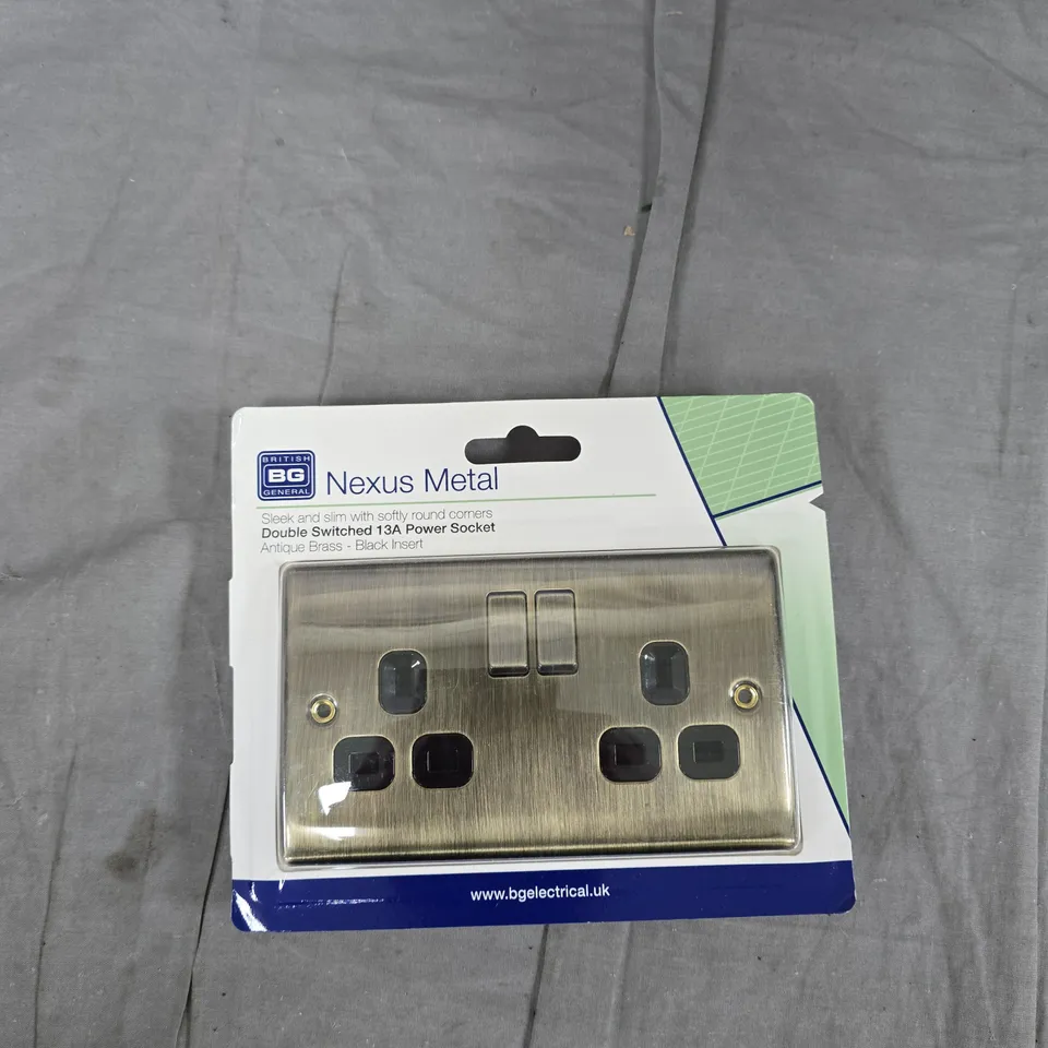 BG NEXUS METAL DOUBLE SWITCHED 13A POWER SOCKET – ANTIQUE BRASS WITH BLACK INSERT