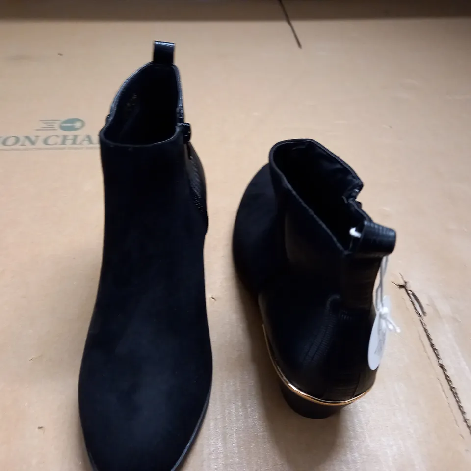 PAIR OF NEW LOOK BLACK SIDE ZIP BOOTS - UK 6