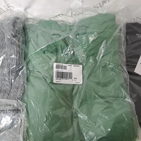 LOT OF APOX 10 CLOTHING ITEMS TO INCLUDE JUMPER TOPS AND SHIRTS