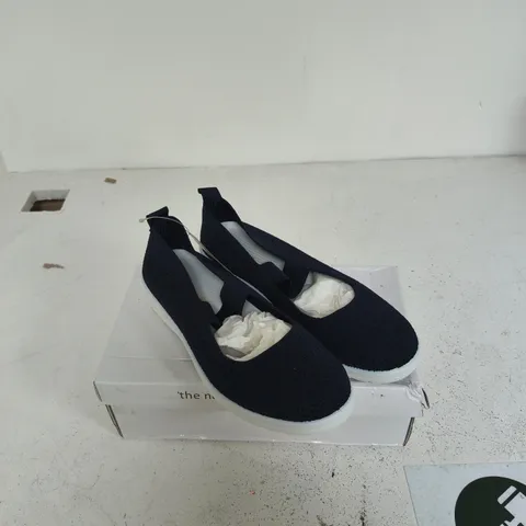 DR KELLER BERNIE B0469 NAVY KNIT SLIP-ON SHOES – SIZE 7
