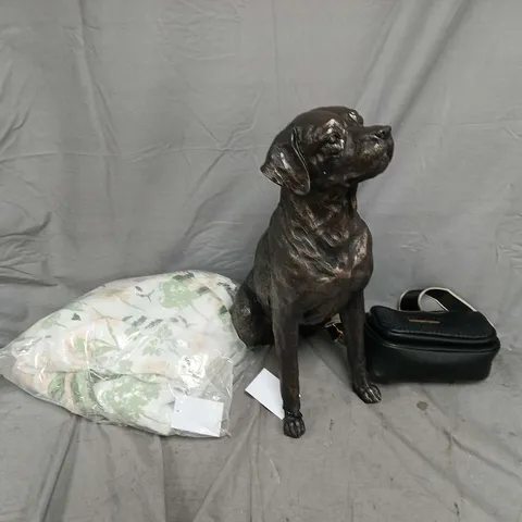 BOX OF APPROX 10 ASSORTED HOUSEHOLD ITEMS TO INCLUDE - BAG - OUTDOOR DECORATIONS - ETC