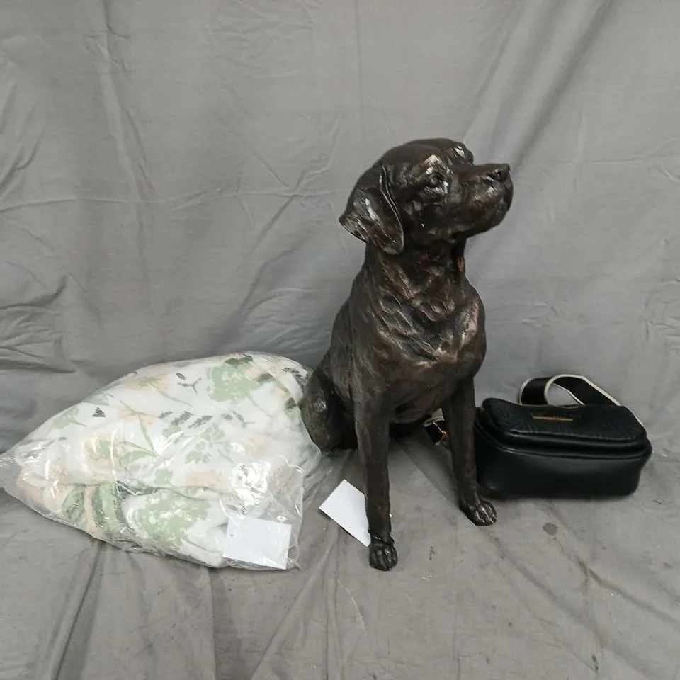 BOX OF APPROX 10 ASSORTED HOUSEHOLD ITEMS TO INCLUDE - BAG - OUTDOOR DECORATIONS - ETC