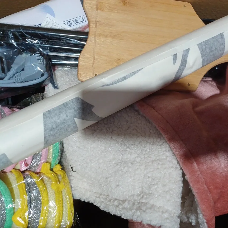 BOX OF APPROXIMATELY 15 ASSORTED HOUSEHOLD ITEMS TO INCLUDE PINEAPPLE KNIFE, SELENITE SKYSCRAPER LED LAMP, LINT ROLLER, ETC