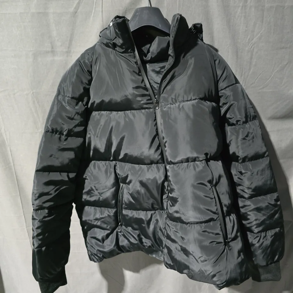 BOX OF APPROXIMATELY 25 CLOTHING ITEMS INCLUDING: BLUE COAT, BLACK COAT AND GREEN COAT