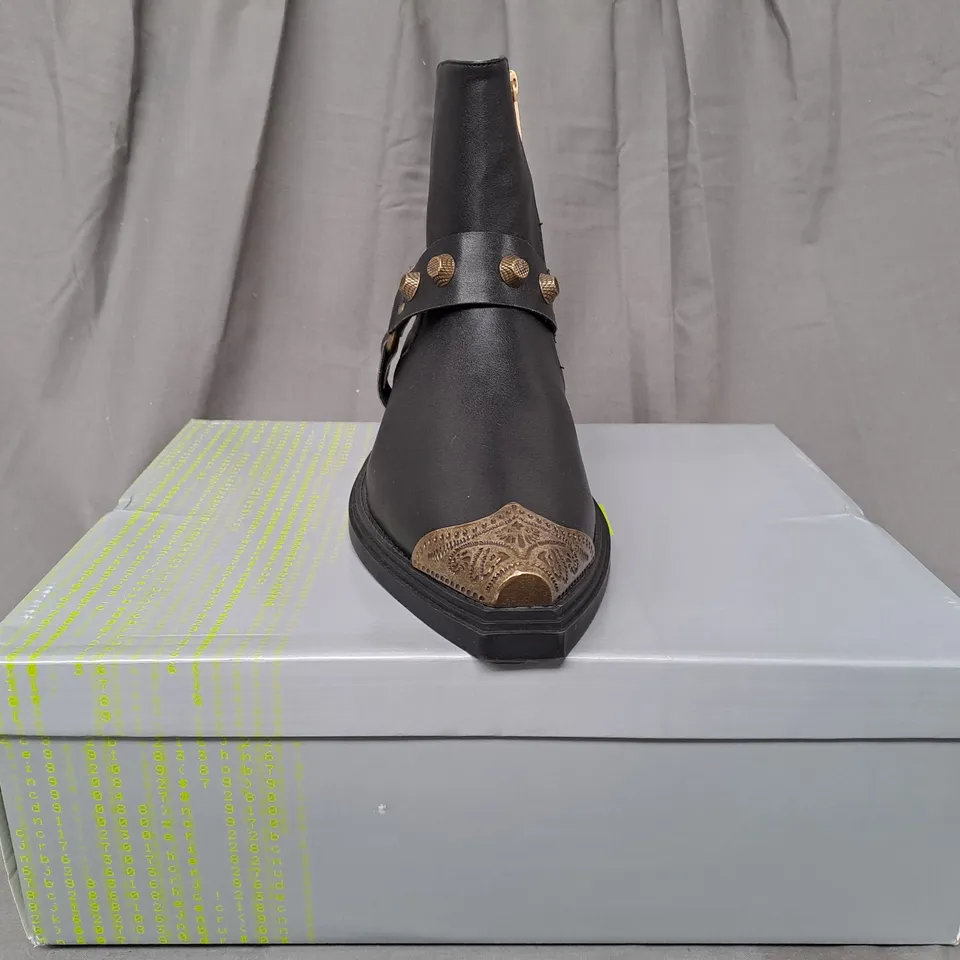 BOXED PAIR OF KOI SOUL RENDER COWBOY BOOTS IN BLACK/BRONZE EFFECT UK SIZE 7
