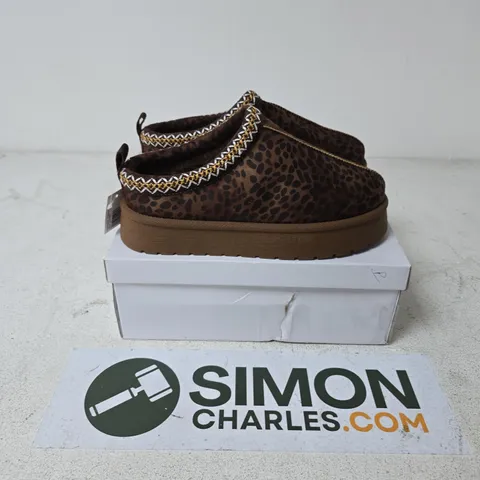 BOXED PAIR OF SHOES BY EMMA PANDORA SHOES IN LEOPARD - UK 8