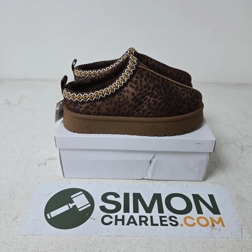 BOXED PAIR OF SHOES BY EMMA PANDORA SHOES IN LEOPARD - UK 8