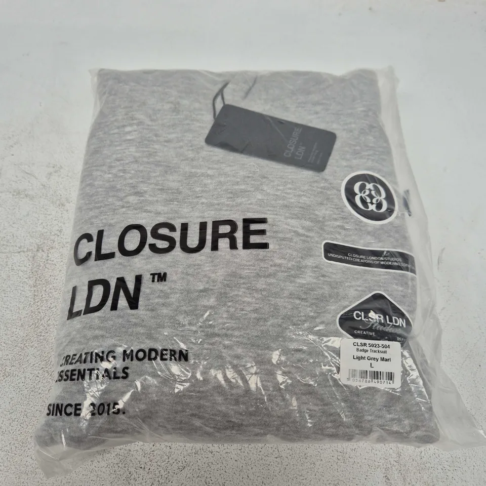BAGGED CLOSURE LDN BADGE TRACKSUIT IN LIGHT GREY MARL - LARGE