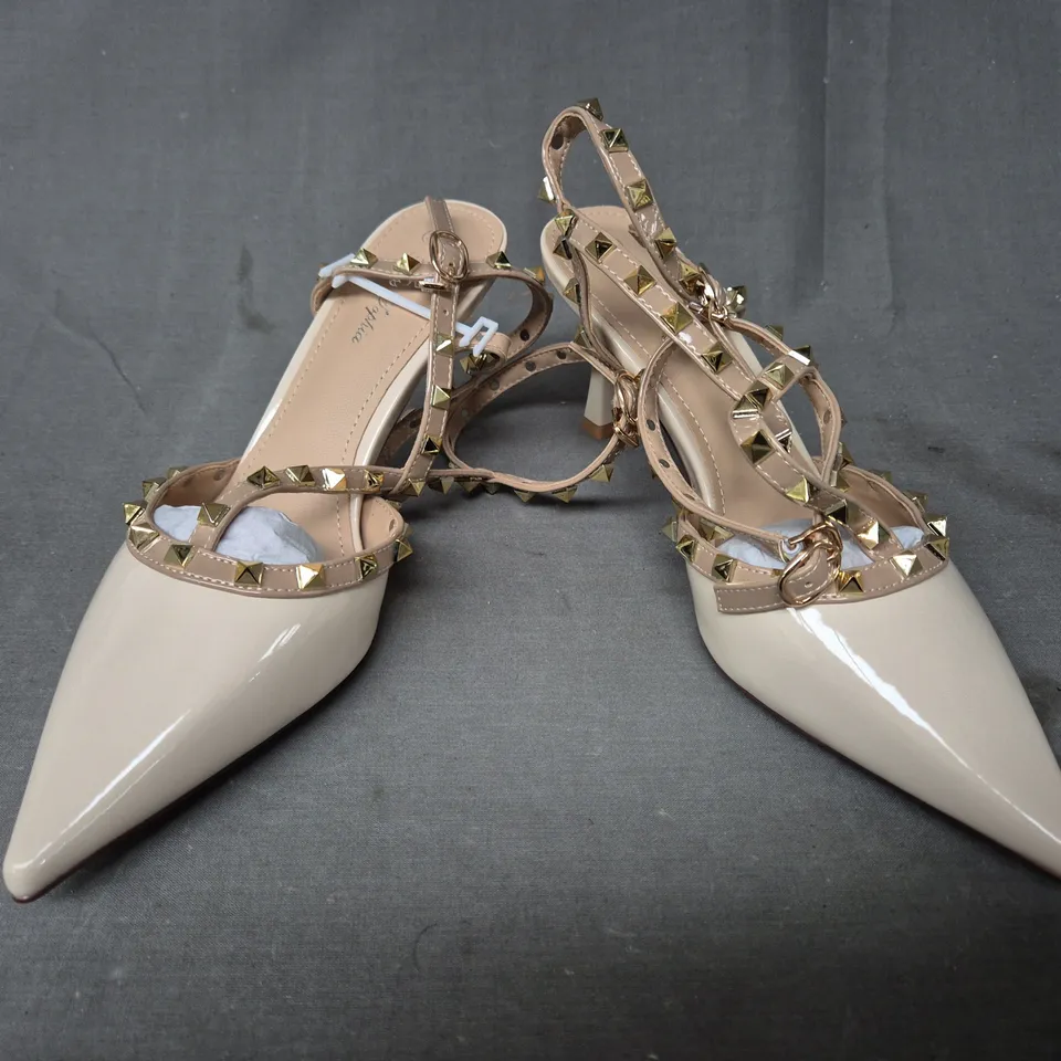 BOXED PAIR OF MISS SOPHIA POINTED TOE HEELED SHOES IN OFF WHITE W. GOLD EFFECT STUDS EU SIZE 39