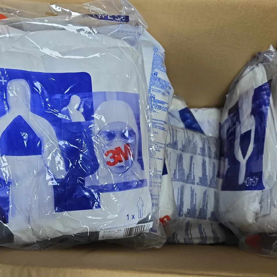 APPROXIMATELY 12 ASSORTED 3M COVERALLS IN WHITE IN VARIOUS SIZES