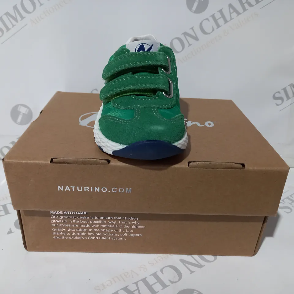 BOXED PAIR OF NATURINO JESKO KIDS SHOES IN GREEN/WHITE EU SIZE 22