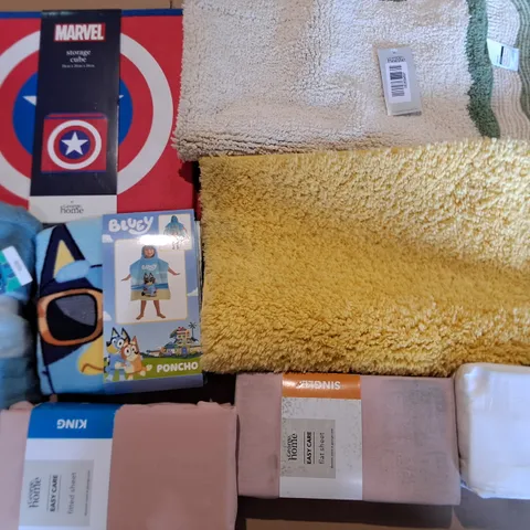 LOT OF APPROXIMATELY 18 ASSORTED HOME FABRIC ITEMS TO INCLUDE STORAGE CUBE,BLUEY PONCHO AND FITTED SHEETS