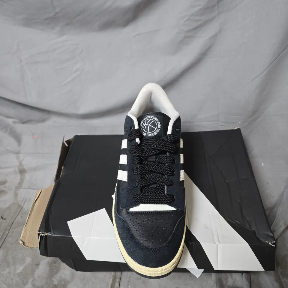 ADIDAS BASKETBALL SNEAKERS WITH WHITE THREE-STRIPE BRANDING SIZE 9