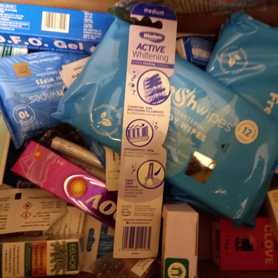 LOT OF APPROX 15 ASSORTED BEAUTY PRODUCTS TO INCLUDE SO...? BODY MIST SET, SUDOCREM HEALING CREAM, E45 ECZEMA CREAM, ETC