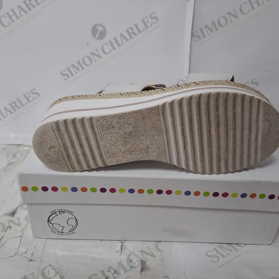 ADESSO WEDGE SANDALS WHITE SIZE 5