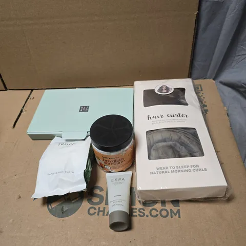 TOTE OF APPROXIMATELY 20 ASSORTED COSMETIC ITEMS TO INCLUDE HEATLESS HAIR CURLER, RITUALS...GIFT SET, TROPIC BAMBOO FACE CLOTH, ESPA BODY WASH ETC