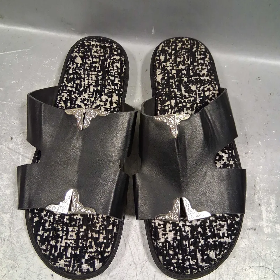 BLACK AND SILVER SLIDERS SIZE 42