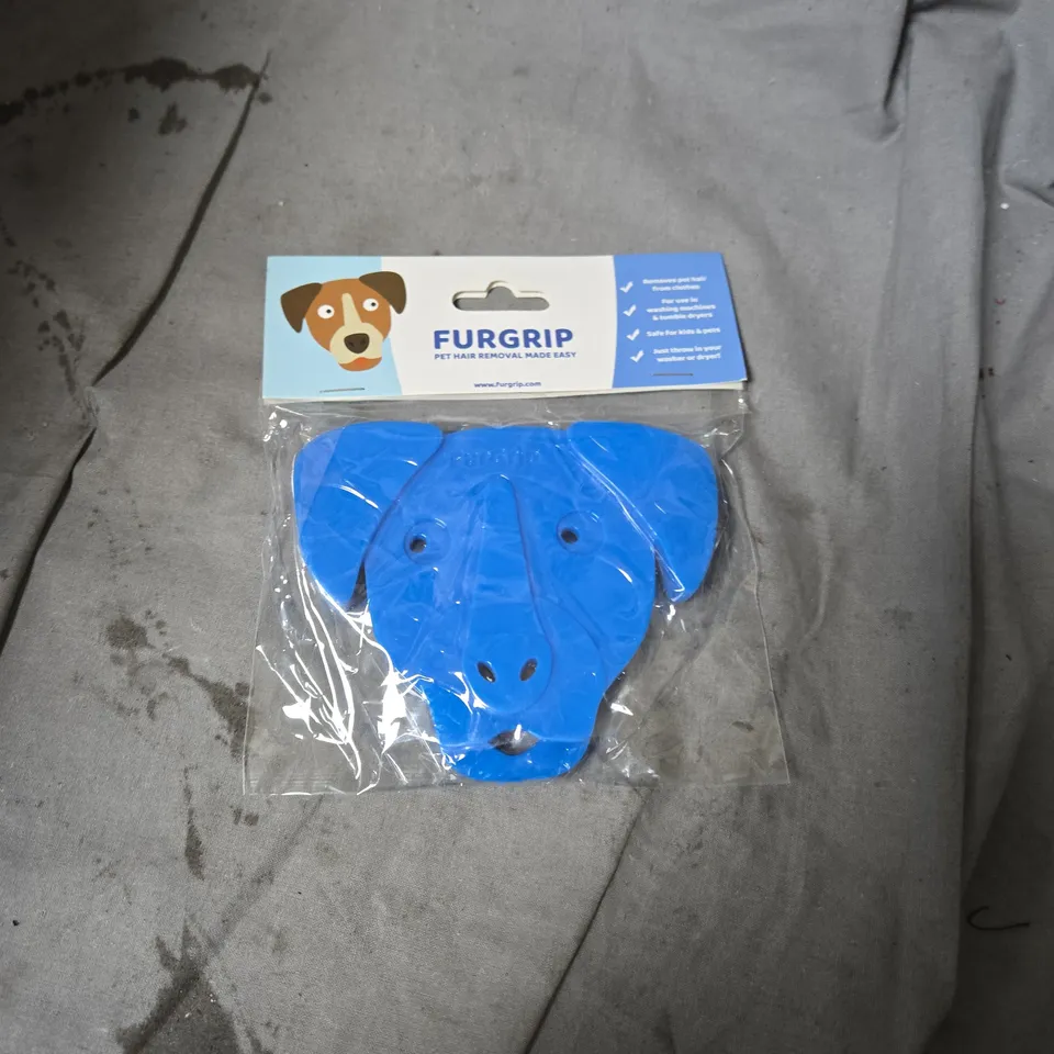 BOX OF APPROXIMATELY 180 FURGRIP LAUNDRY PET HAIR REMOVERS - DOG