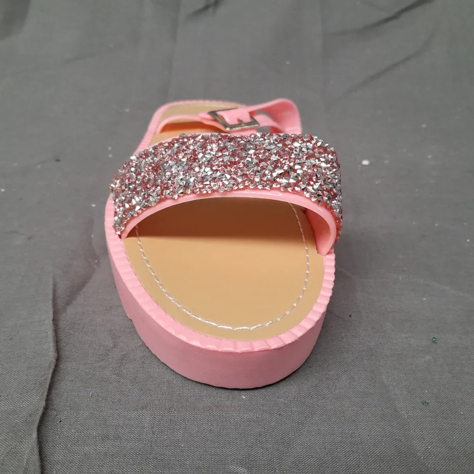 BOX OF APPROXIMATELY 15 PAIRS OF SAVANNAH OPEN TOE SANDALS IN PINK W. GLITTER EFFECT - VARIOUS SIZES