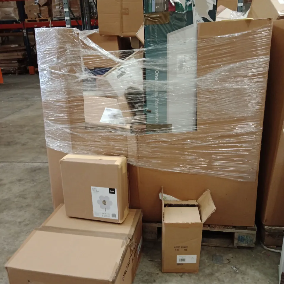 PALLET OF ASSORTED DESIGNER LIGHTING PRODUCTS TO INCLUDE;FLOWER PLUG IN WALL LIGHT,WALL LIGHT, CEILING LIGHT