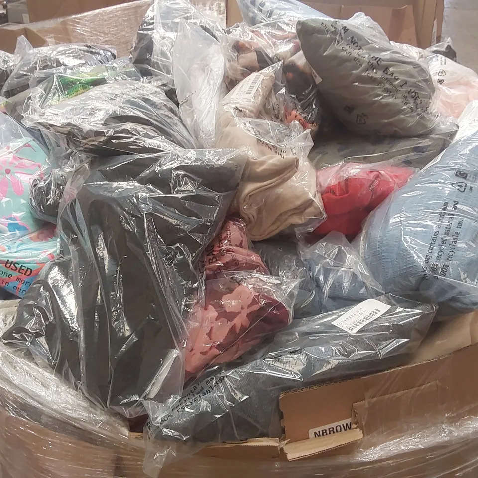 PALLET CONTAINING APPROXIMATELY 775x ASSORTED BRAND NEW DESIGNER CLOTHING ITEMS